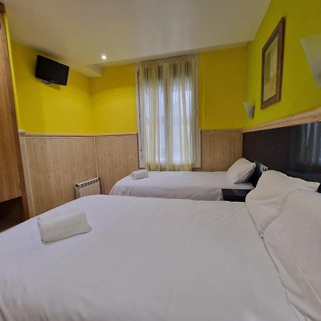 Pension Izar Bat Guesthouse San Sebastian Bagian luar foto