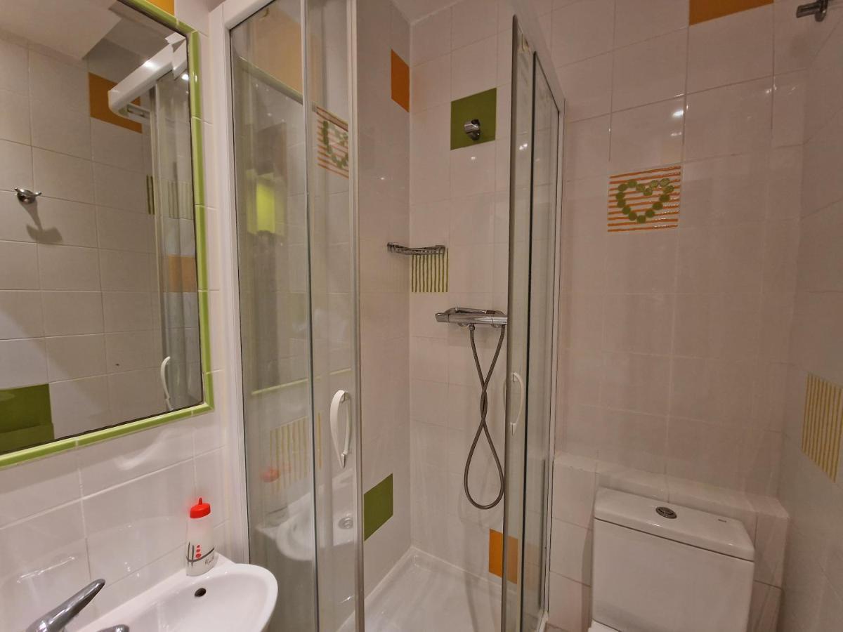 Pension Izar Bat Guesthouse San Sebastian Bagian luar foto
