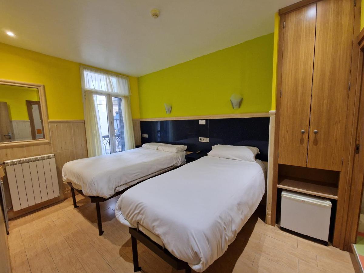 Pension Izar Bat Guesthouse San Sebastian Bagian luar foto